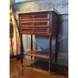 Chiffonnière d’époque Louis XVI en acajou, vers 1785–1790.  