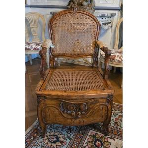 Fauteuil d’aisance en hêtre sculpté, marque BV couronnée, château de Bellevue, époque Louis XV.