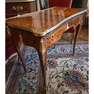 Table à jeux en marqueterie de bois de bout, dans le goût de BVRB, par la maison Krieger,