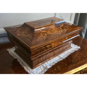 Grand coffret de forme sarcophage en palissandre et marqueterie de houx Époque Restauration.