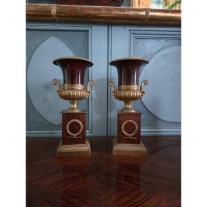 Paire de vases Médicis en acajou massif et bronze doré, XIXe siècle.