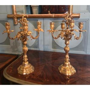 Paire de candélabres en bronze doré de style Louis XV, signés F. Barbedienne, XIXe siècle.   