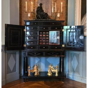 Cabinet en ébène et bois précieux à décor de baguettes guillochées, XVIIe siècle.