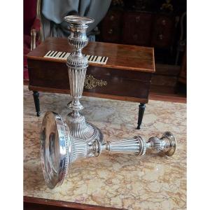 Paire de bougeoirs d'époque Louis XVI en bronze argenté.
