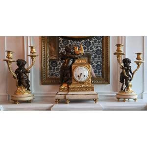 Garniture de cheminée « L'Amour et le coq », accompagnée de figures bachiques – XIXᵉ siècle.