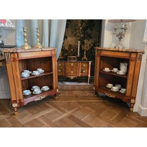 Paire de cabinets d'angle estampillés J.L. Cosson.