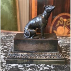PETIT ENCRIER AU CHIEN ASSIS, Époque Empire, début du XIXᵉ siècle.