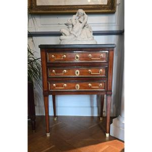 petite commode de salon dite chiffonnière, en placage de citronnier et d’amarante, fin XVIIIe