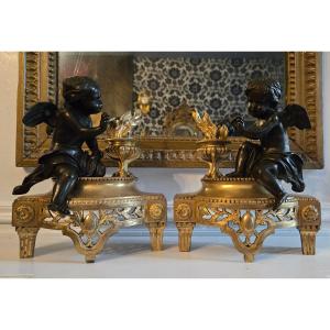 Paire de feux de cheminée aux Amours frileux – bronze doré et patiné, XIXe siècle. 
