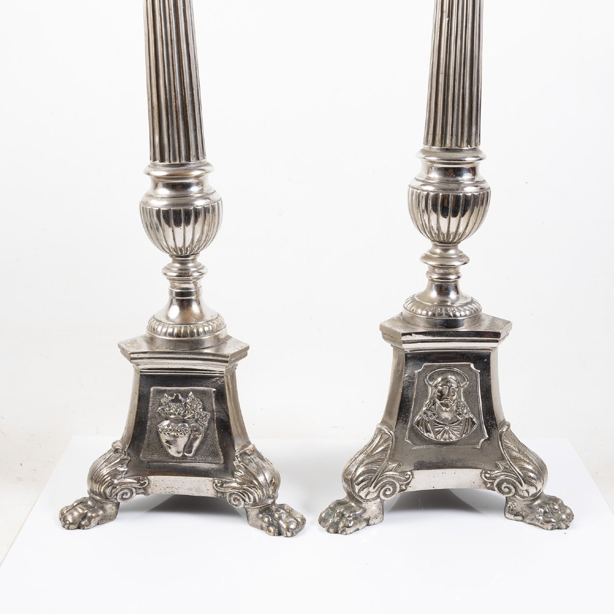 Grande paire de pique-cierges en métal argenté – XIXe siècle – 77 cm – Style Louis XVI-photo-4