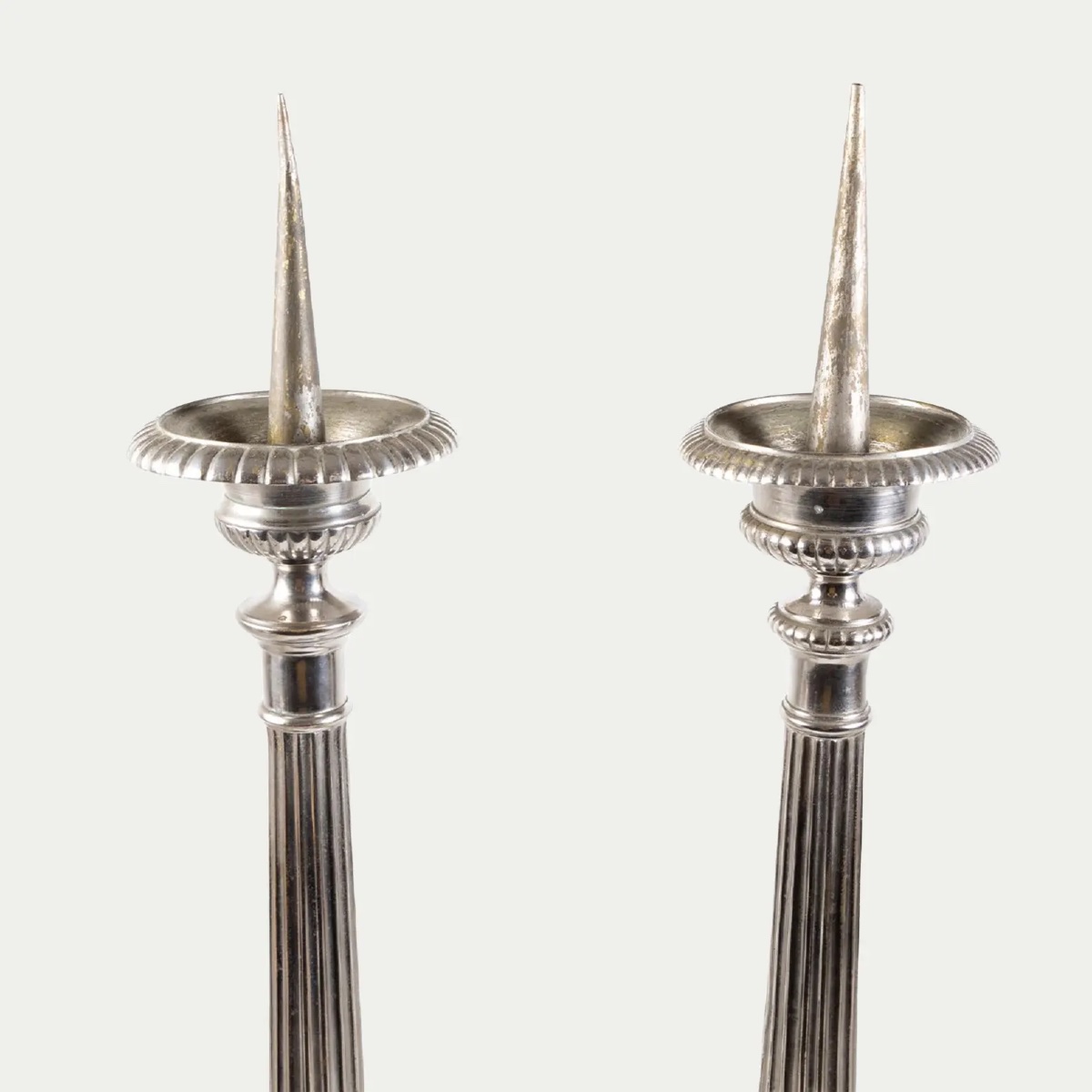 Grande paire de pique-cierges en métal argenté – XIXe siècle – 77 cm – Style Louis XVI-photo-3