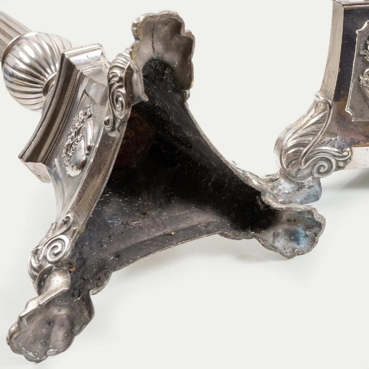 Grande paire de pique-cierges en métal argenté – XIXe siècle – 77 cm – Style Louis XVI-photo-4