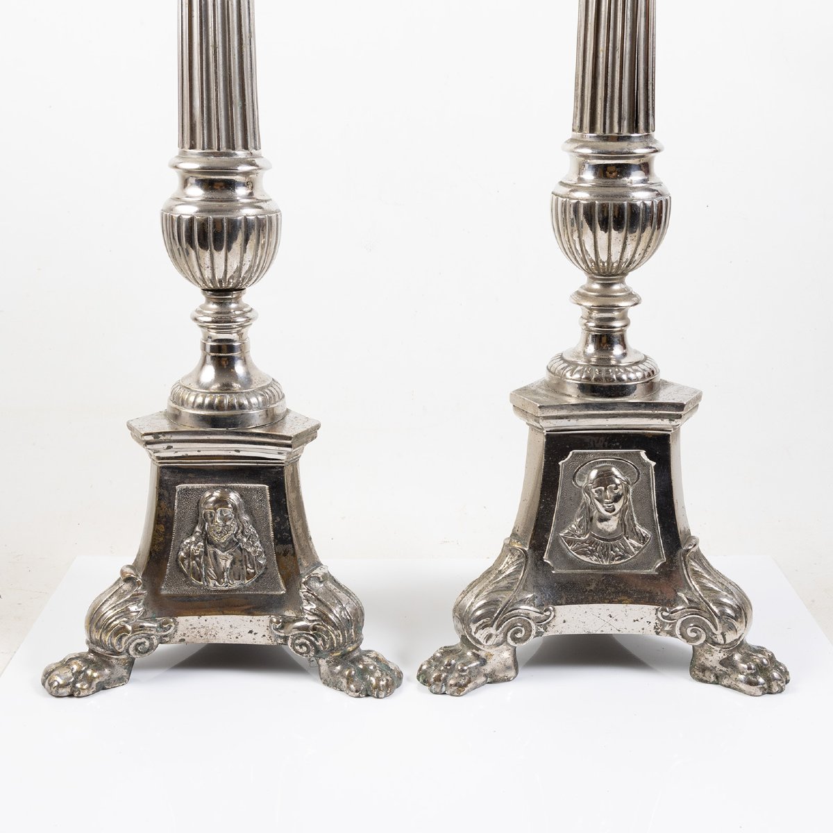 Grande paire de pique-cierges en métal argenté – XIXe siècle – 77 cm – Style Louis XVI-photo-1
