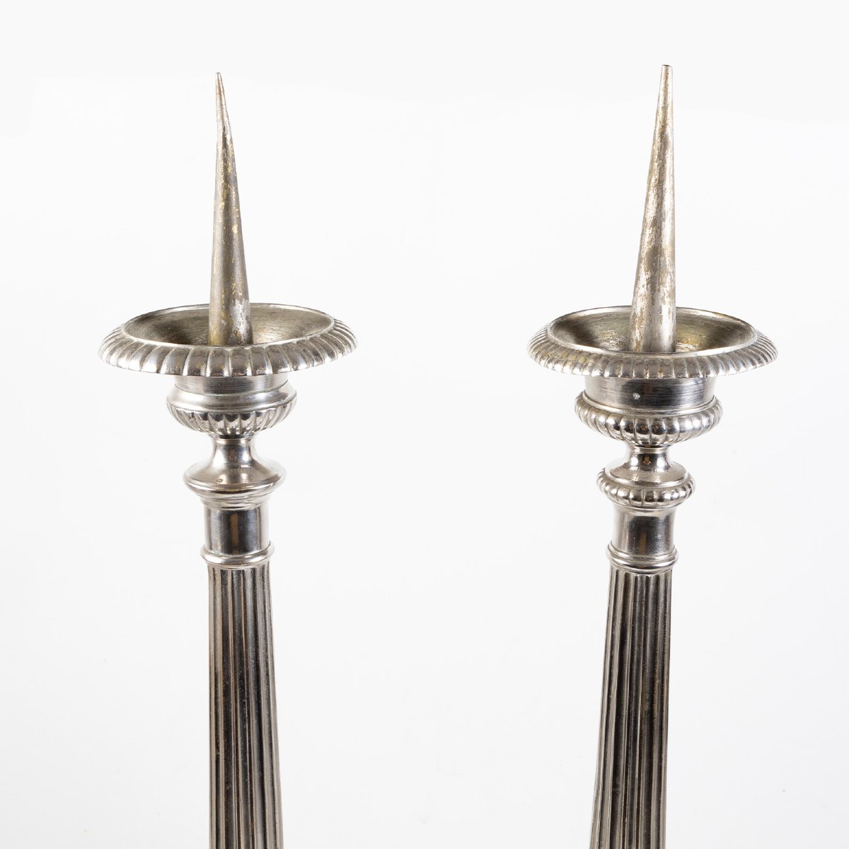Grande paire de pique-cierges en métal argenté – XIXe siècle – 77 cm – Style Louis XVI-photo-3