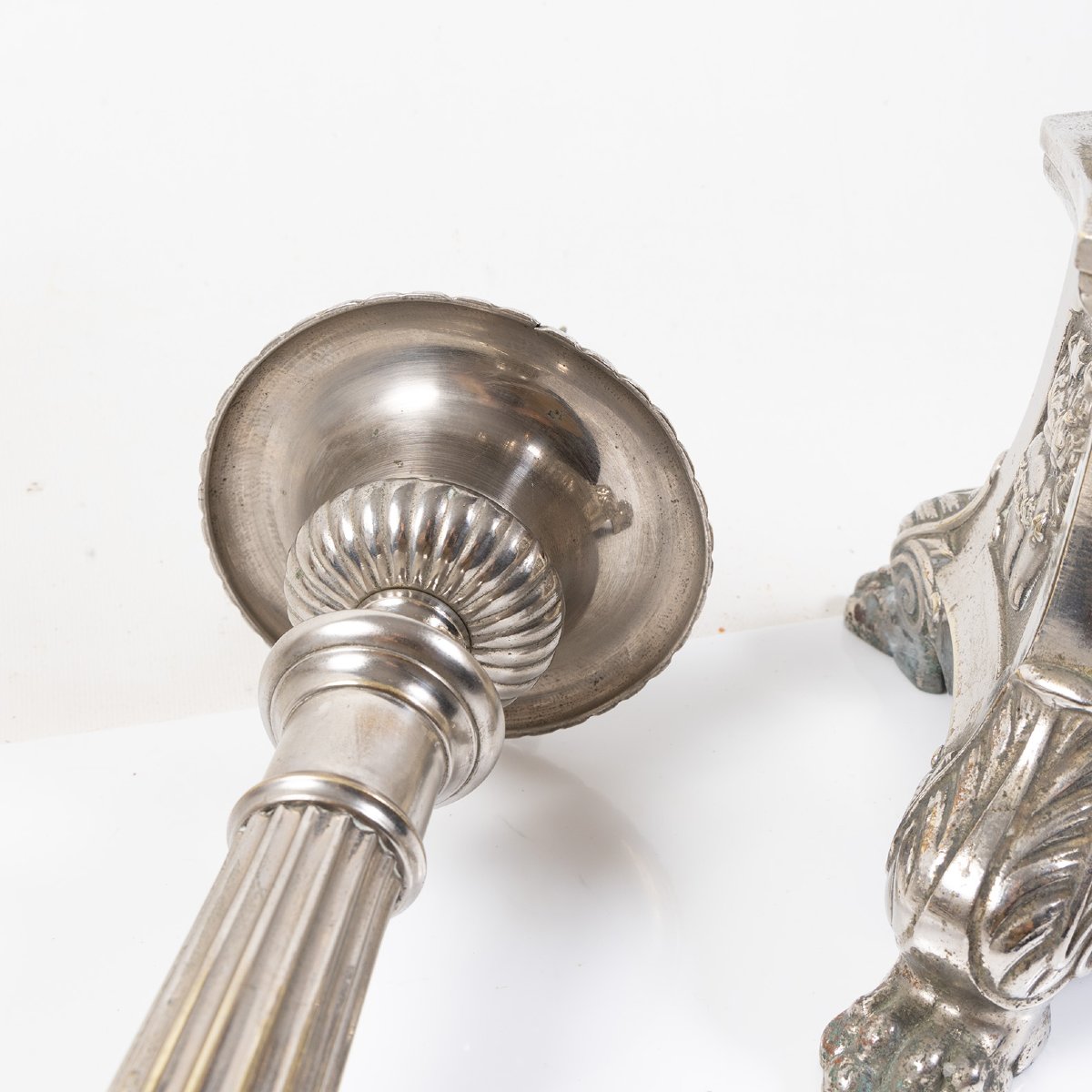 Grande paire de pique-cierges en métal argenté – XIXe siècle – 77 cm – Style Louis XVI-photo-5