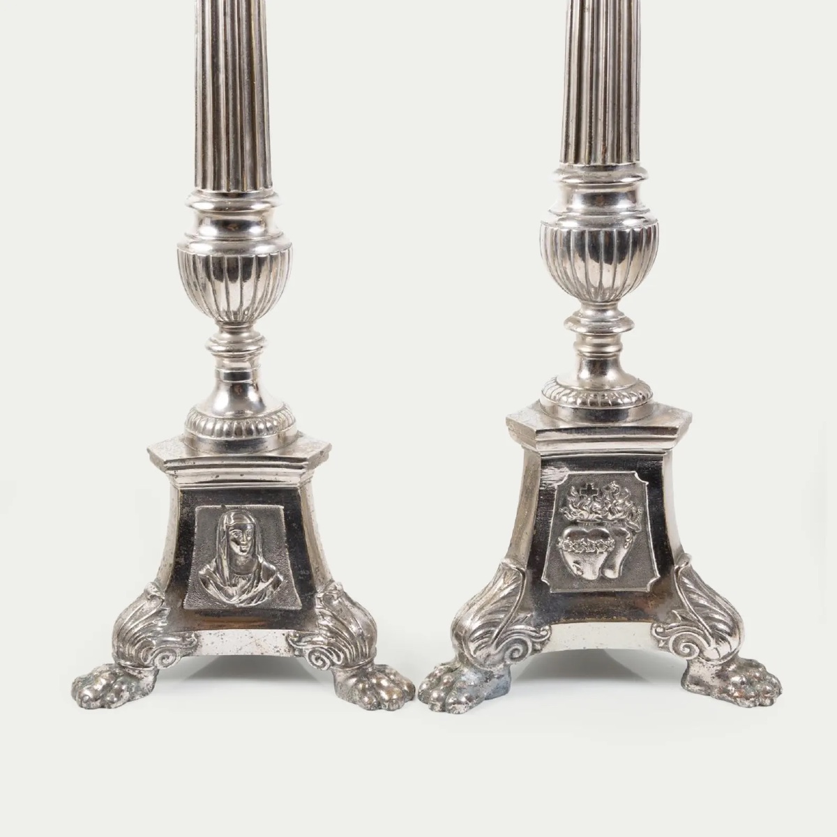 Grande paire de pique-cierges en métal argenté – XIXe siècle – 77 cm – Style Louis XVI-photo-1