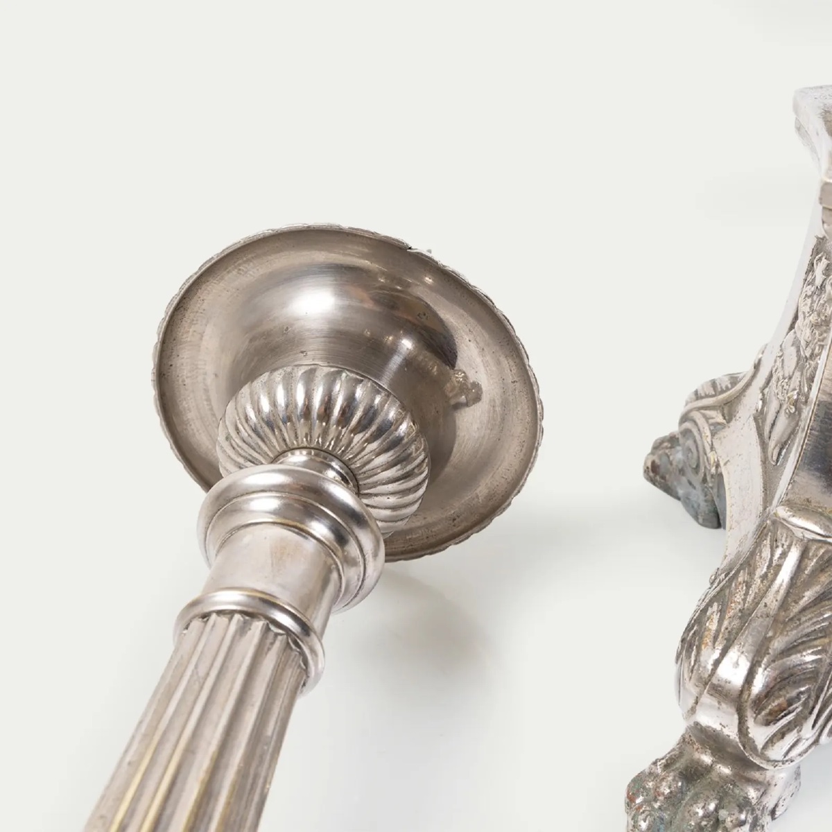 Grande paire de pique-cierges en métal argenté – XIXe siècle – 77 cm – Style Louis XVI-photo-3