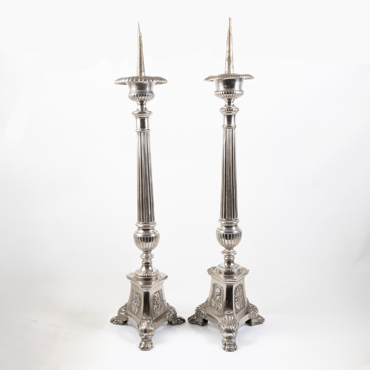 Grande paire de pique-cierges en métal argenté – XIXe siècle – 77 cm – Style Louis XVI