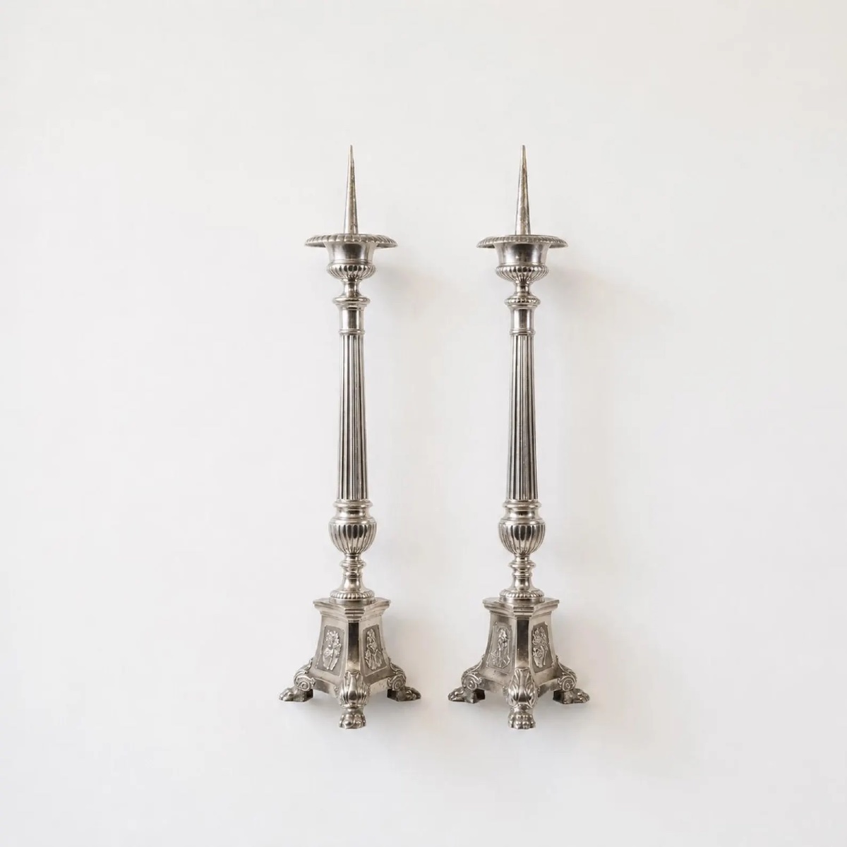 Grande paire de pique-cierges en métal argenté – XIXe siècle – 77 cm – Style Louis XVI
