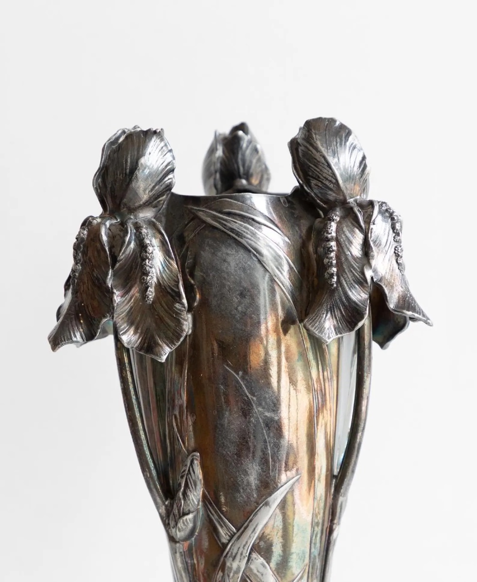 Vase ancien Art Nouveau en métal argenté à décor d’iris en relief, vers 1900-1915-photo-2
