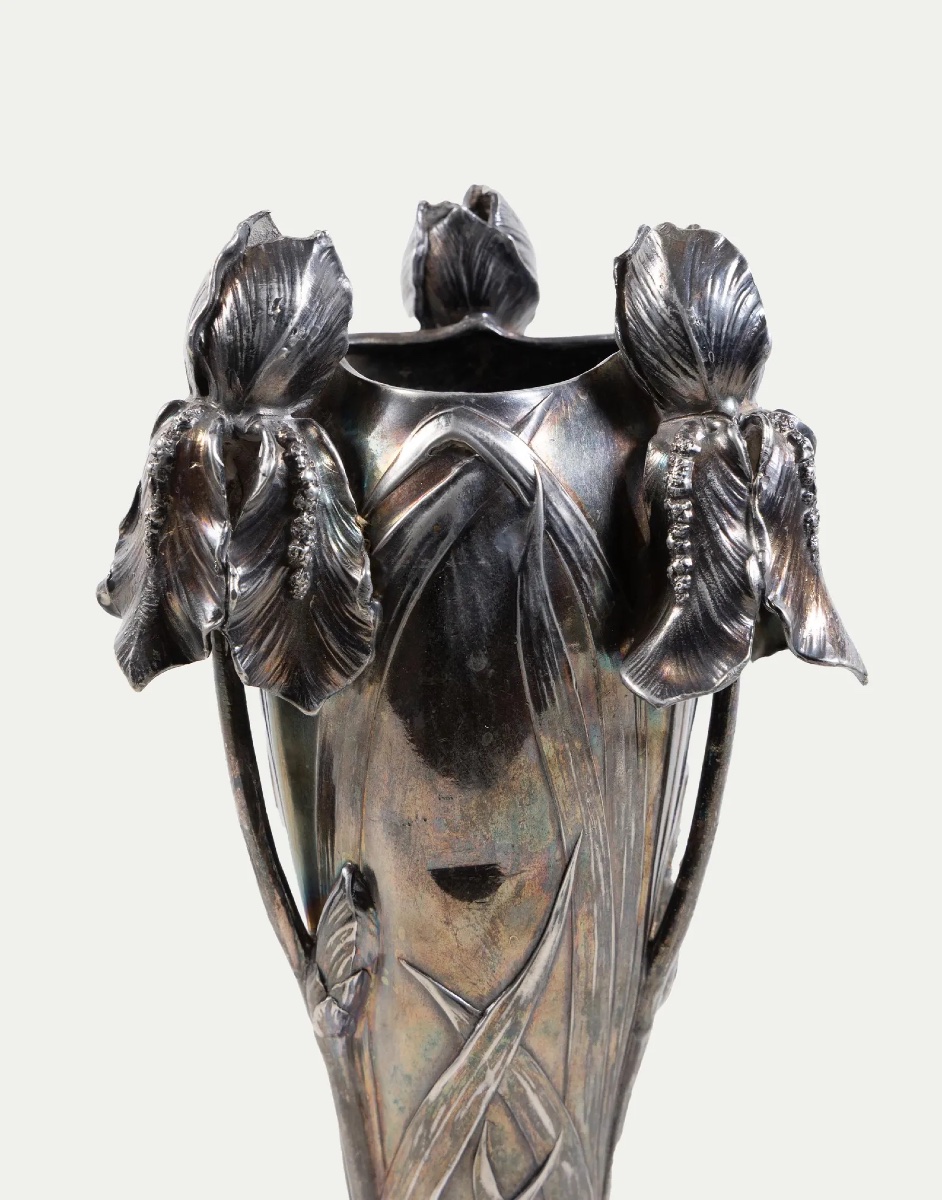 Vase ancien Art Nouveau en métal argenté à décor d’iris en relief, vers 1900-1915-photo-3