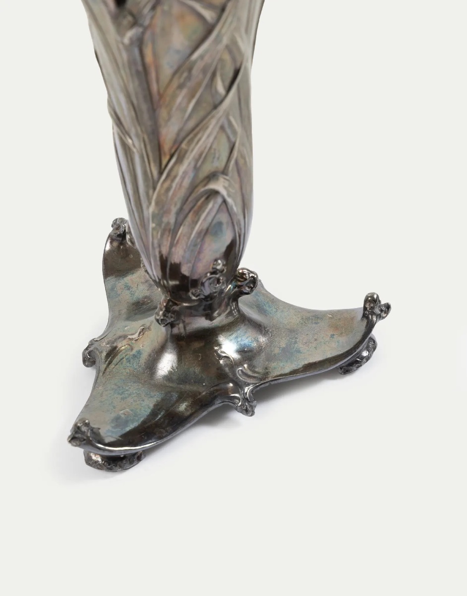 Vase ancien Art Nouveau en métal argenté à décor d’iris en relief, vers 1900-1915-photo-1
