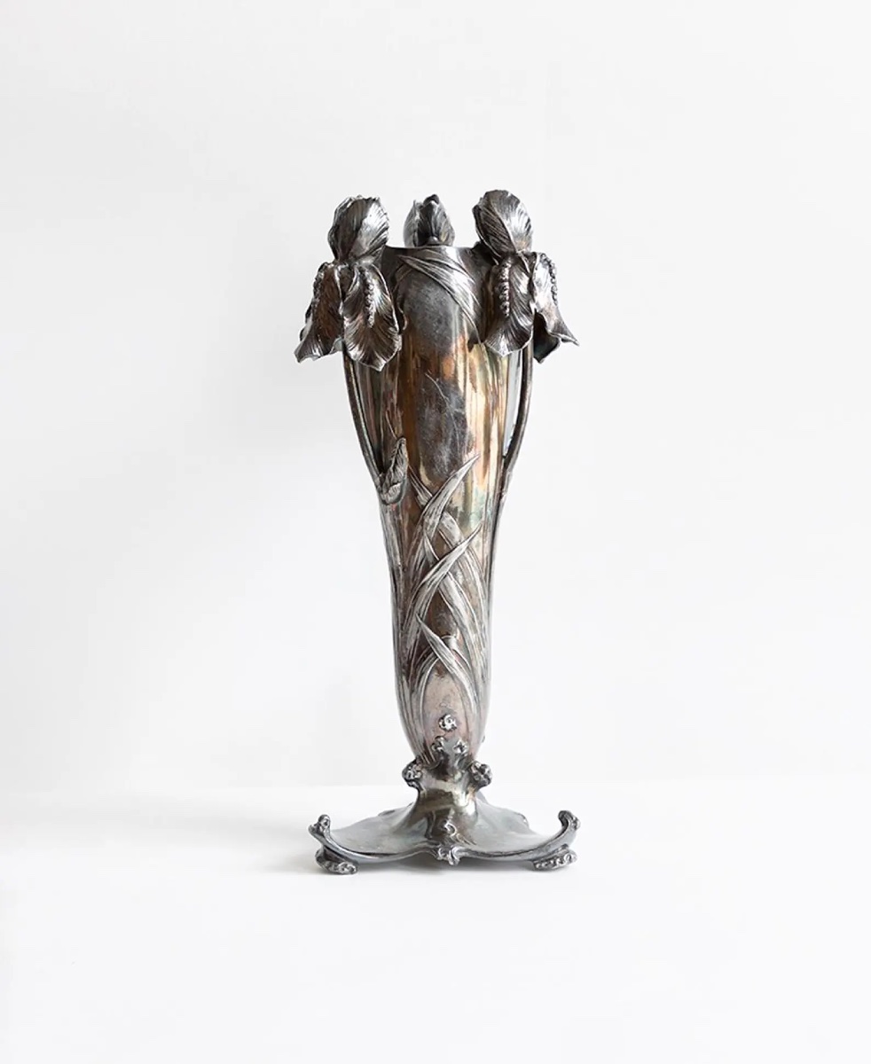 Vase ancien Art Nouveau en métal argenté à décor d’iris en relief, vers 1900-1915