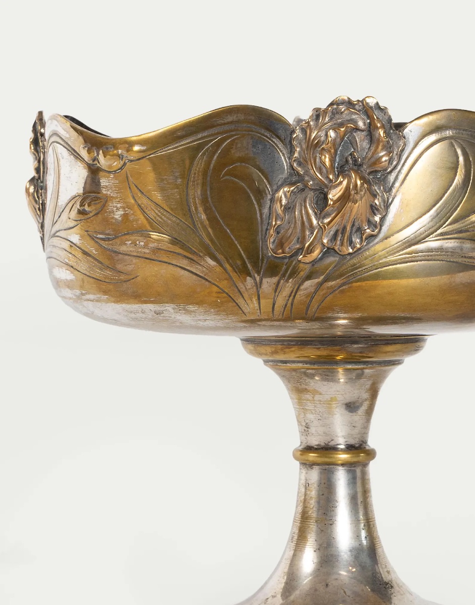 Jardinière française Art Nouveau en métal argenté à décor d’iris en relief, vers 1900-1910-photo-3