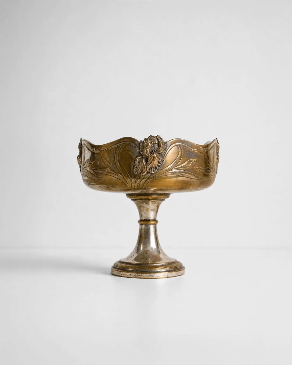 Jardinière française Art Nouveau en métal argenté à décor d’iris en relief, vers 1900-1910