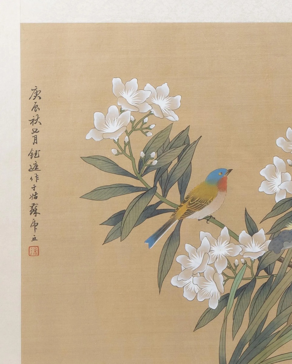 Paire de peintures chinoises anciennes sur soie, branches fleuries, oiseau et papillon, signées-photo-1
