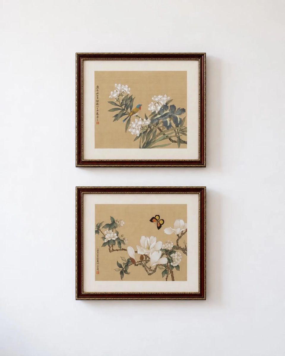 Paire de peintures chinoises anciennes sur soie, branches fleuries, oiseau et papillon, signées