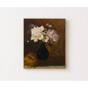 Nature morte florale signée XIXe siècle | Pivoines dans un vase noir | École française