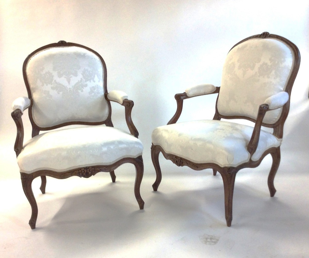 Estampillés AVISSE - Paire de fauteuils Louis XV en noyer - Epoque Louis XV