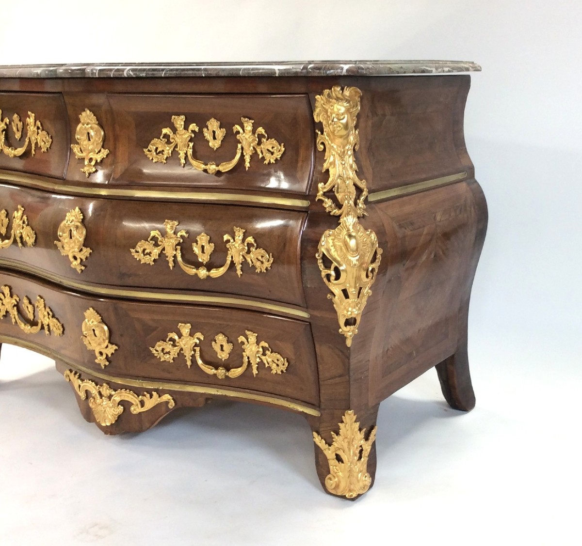 Estampillée F. Lieutaud - Superbe Commode Tombeau En Satiné Et Amarante – Epoque Régence-photo-2