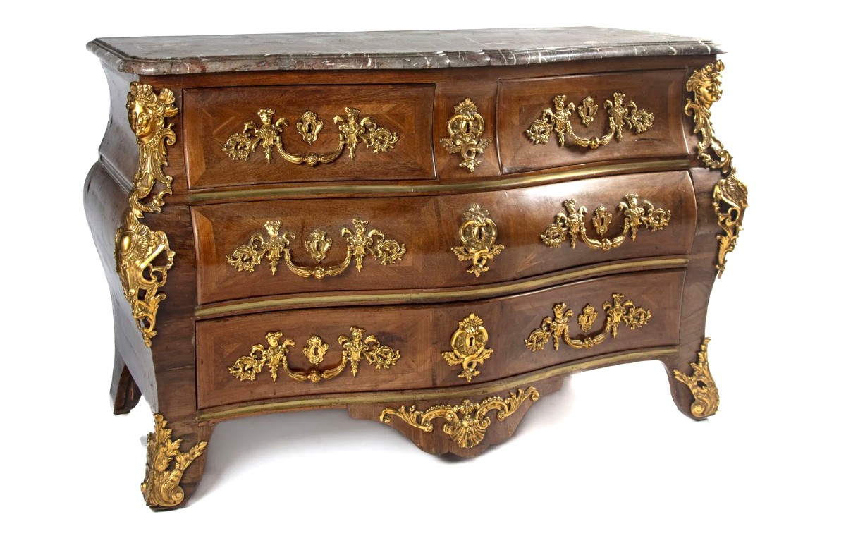 Estampillée F. Lieutaud - Superbe Commode Tombeau En Satiné Et Amarante – Epoque Régence