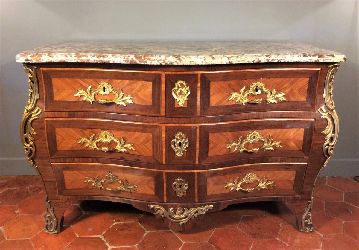 DU 26.09 AU 16.10   REMISE DE 20\\%  -  Estampillée Léonard  BOUDIN - Commode Tombeau Galbée et Mouvementée - Epoque Louis XV-photo-1