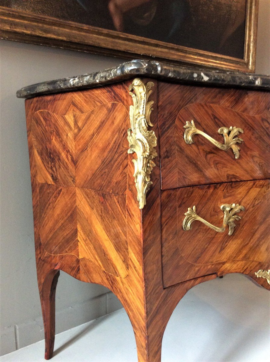 Estampillée "MACRET" - Elégante commode en placage de bois de violette - Epoque Louis XV - 18èm-photo-3