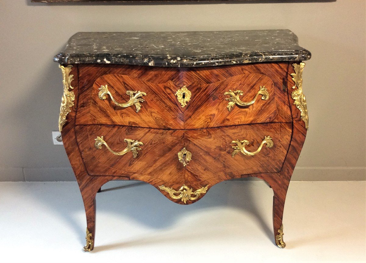Estampillée "MACRET" - Elégante commode en placage de bois de violette - Epoque Louis XV - 18èm