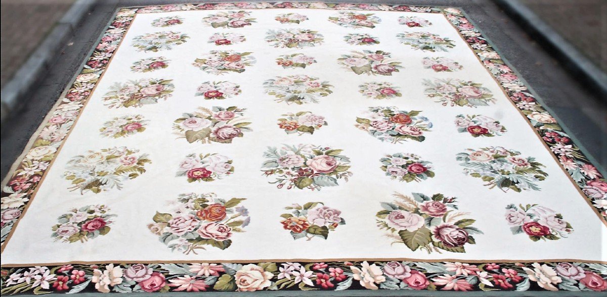    Important Small Dots Carpet With White Background And Floral Decor - Late 19th Century