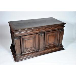 Walnut Chest With Its Original Lock And Key - Circa 1570 - 1580