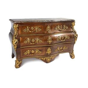 Estampillée F. Lieutaud - Superbe Commode Tombeau En Satiné Et Amarante – Epoque Régence