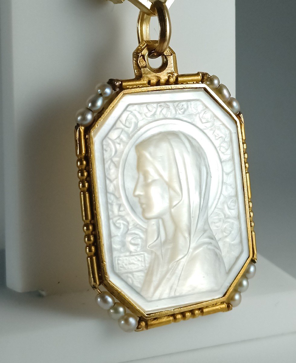 Médaille En Nacre, Or Et Perles