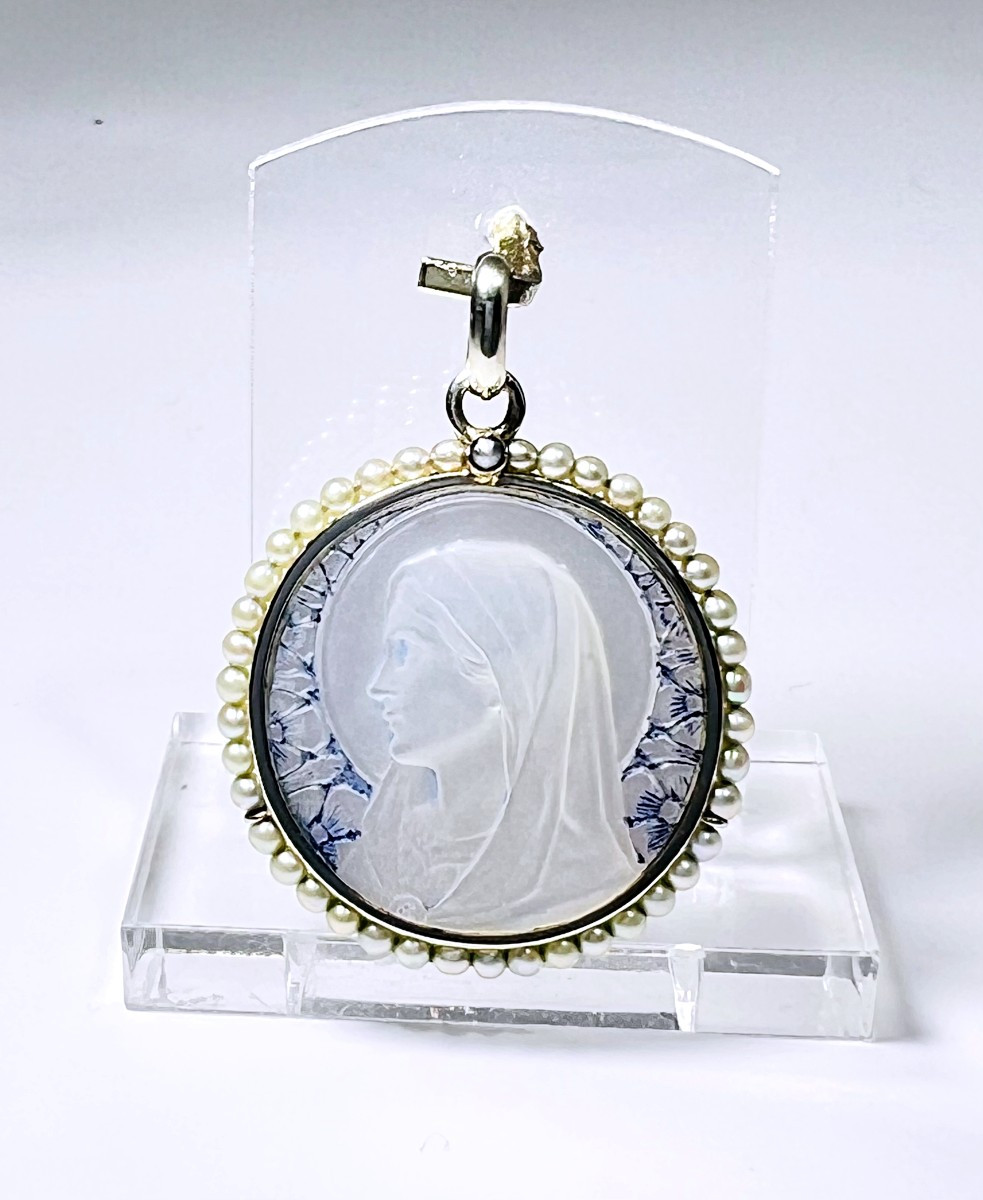 Médaille en nacre, or et petites perles 