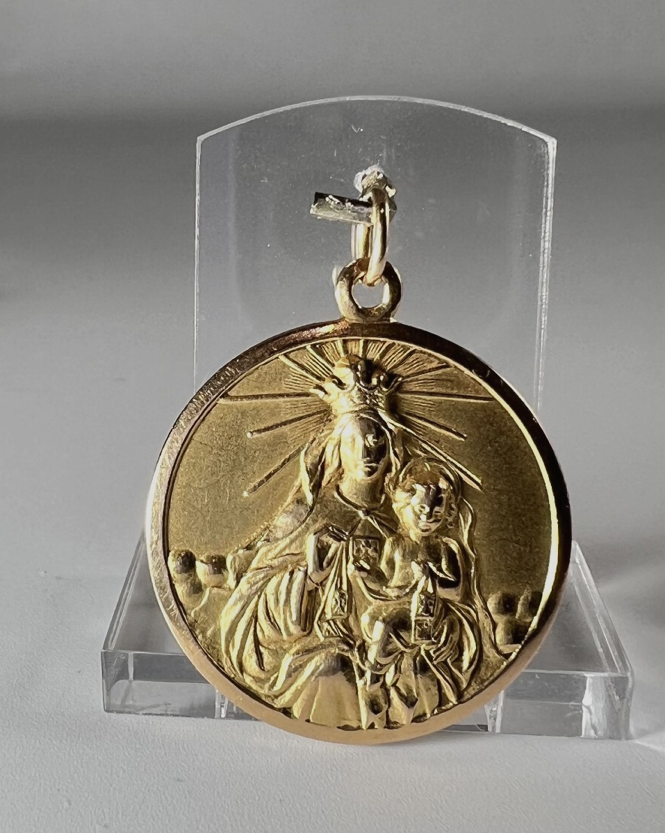 Large 18-carat Gold Scapular Medal