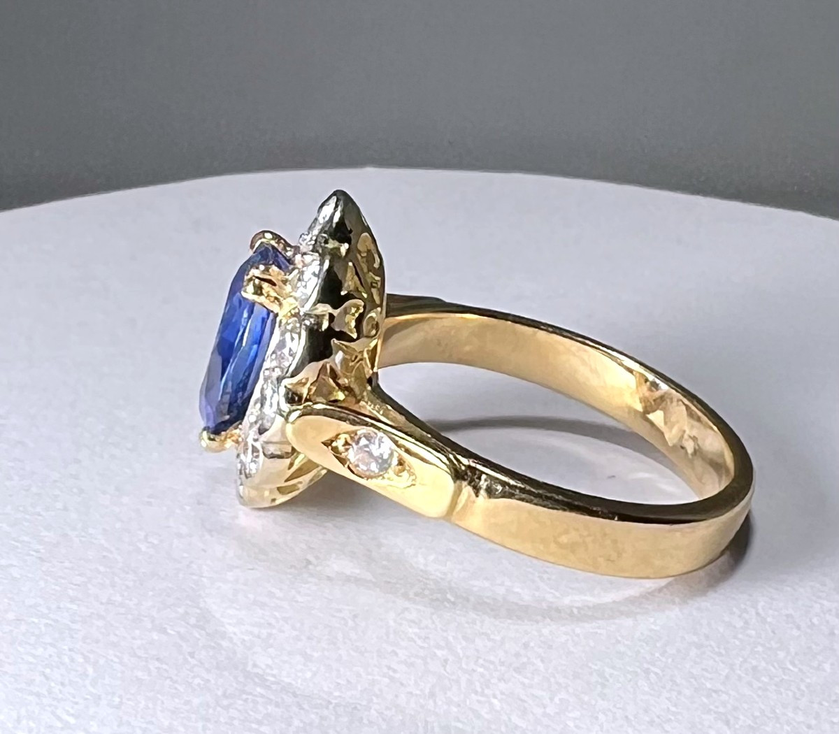 Sapphire Ring With Diamond Surround-photo-4