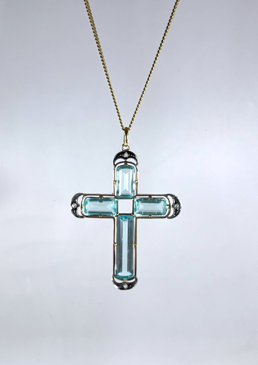 Grande croix en or, argent et verre bleuté