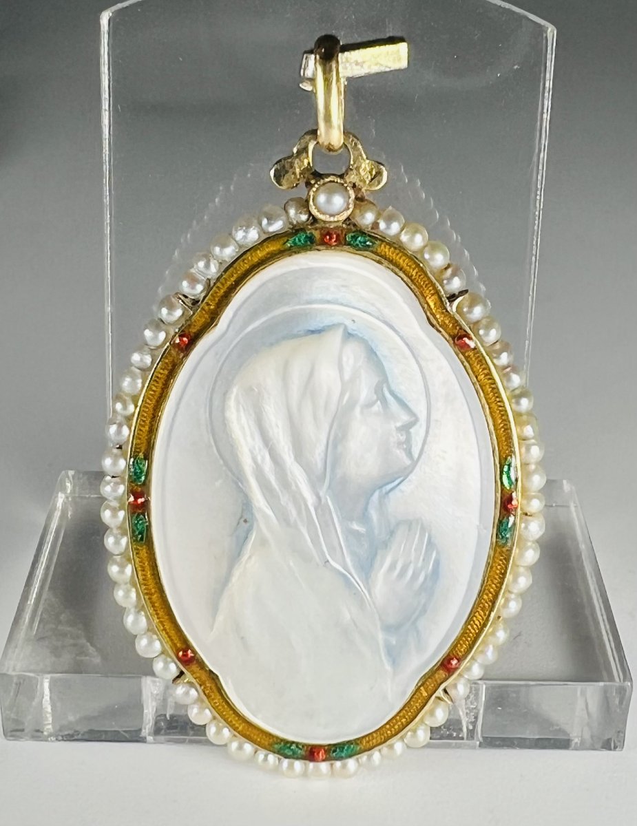 Large Mother-of-pearl Medallion With A Gold Setting And Pearls-photo-2