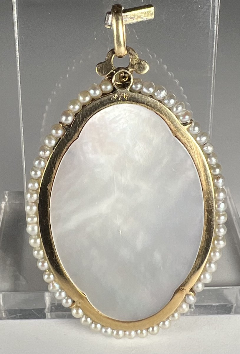 Large Mother-of-pearl Medallion With A Gold Setting And Pearls-photo-3