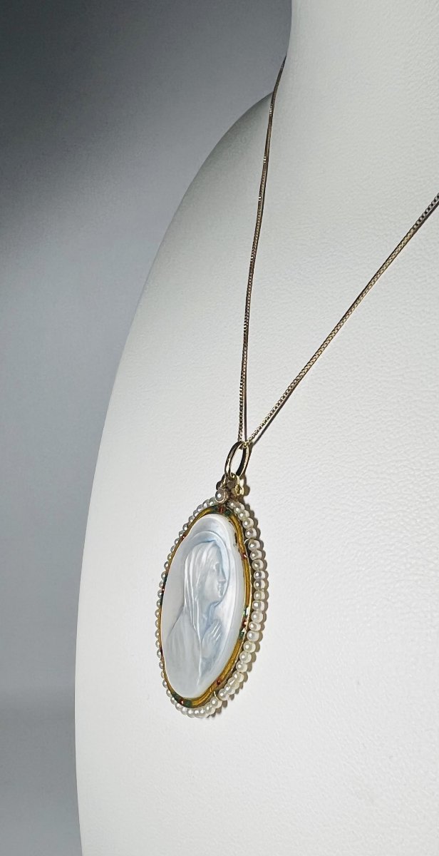 Large Mother-of-pearl Medallion With A Gold Setting And Pearls-photo-1