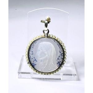 Médaille en nacre, or et petites perles 